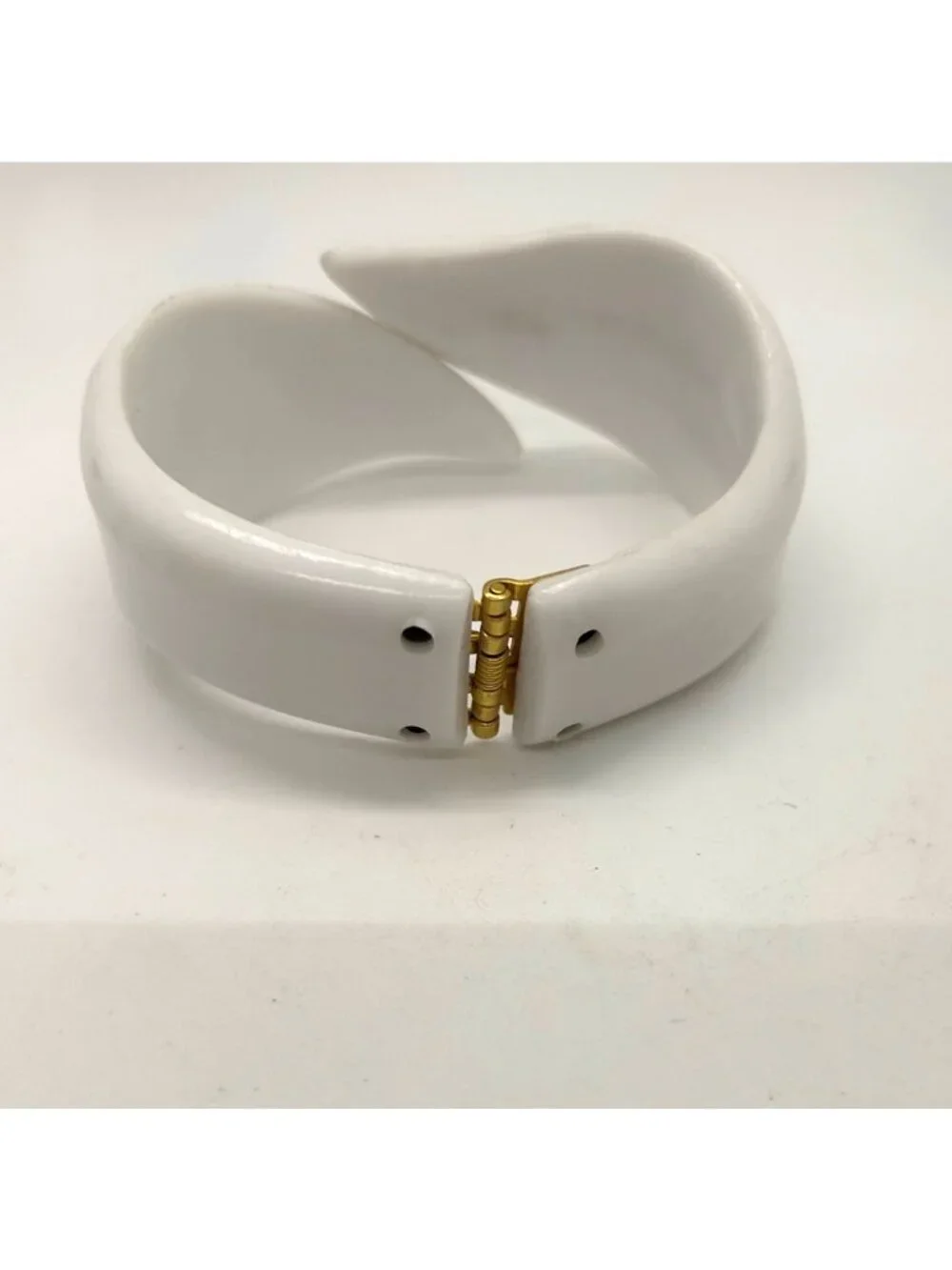 Vintage White Acrylic Hinged Bracelet With Claw-Like Design & Gold-Tone Closure